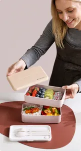 Detail der rosa doppelschichtigen Lunchbox mit Holzdeckel und Besteck-Set