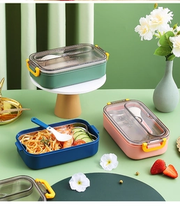 Détail de boîtes à lunch colorées avec insert en acier inoxydable et rangement à couverts