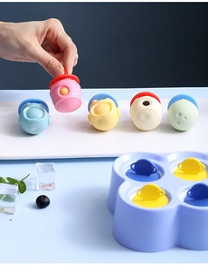 Dettaglio dello stampo per ghiaccioli in silicone con mini gelati colorati fatti in casa