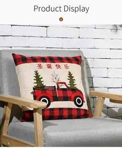 Detalle de funda de cojín navideño con camión de cuadros rojos y negros y texto