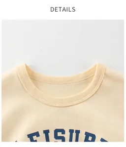 Détail du col en maille côtelée d'un t-shirt beige en coton pour enfant avec imprimé