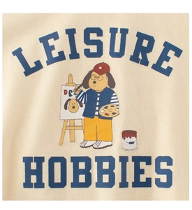Gros plan sur l'imprimé d'un ours artiste sur un t-shirt beige pour enfant