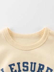 T-shirt enfant crème avec motif LEISURE rétro et col rond aux finitions côtelées