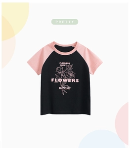 Dettaglio maglietta bambina con maniche raglan, stampa rosa e maniche rosa