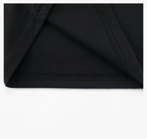 Vue détaillée de la couture double aiguille sur l'ourlet d'un t-shirt noir en coton