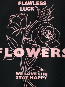 Maglietta nera da bambina con stampa rosa a fiori e scritte Flawless Luck alla moda