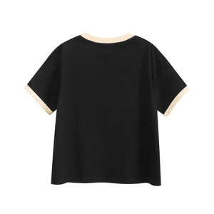 Vue arrière d'un t-shirt noir à manches courtes avec col et bords contrastés couleur crème