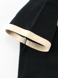 T-shirt noir pour enfant avec revers côtelés beige et coutures de qualité