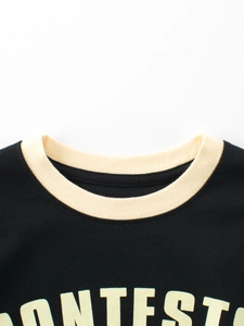 T-shirt noir pour enfants avec col ras-du-cou contrasté beige et motif CONTEST imprimé