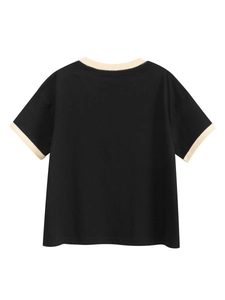 T-shirt enfant noir à manches courtes avec bordure beige et vue de dos décontractée