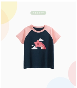 Dettaglio di maglietta raglan da bambina in cotone con stampa arcobaleno e stella