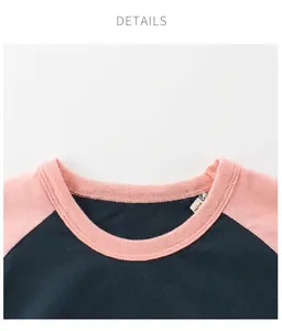 Dettaglio del girocollo a contrasto rosa e blu navy con cuciture a doppio ago