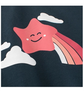 Dettaglio della stampa grafica con stella e arcobaleno su t-shirt da bambina blu navy