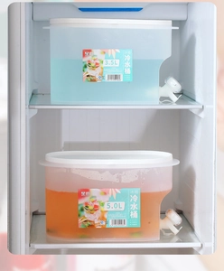 Cold drink dispenser with tap for fridge, showing 3.5L and 5.0L sizes in use