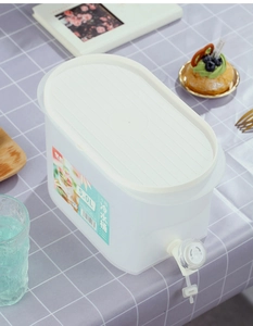 Detailed view of a 5L cold kettle with spigot on a picnic table for DIY fruit drinks