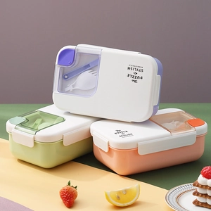 Drie kleurrijke rechthoekige bento-lunchboxen met bestekcompartiment en bijpassende vorken