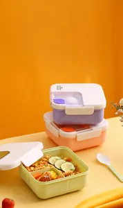 Τρία χωρισμένα κουτιά φαγητού bento σε μωβ, πορτοκαλί και πράσινο με μαχαιροπίρουνα