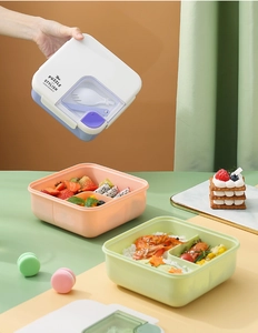 Vista detallada del bento box cuadrado con compartimentos y almacenamiento de cubiertos
