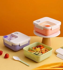 Detalle de fiambrera compartimentada con almacenamiento para cubiertos y utensilios
