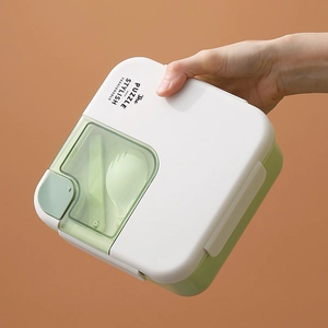 Fiambrera bento cuadrada de plástico con base verde y compartimento para cubiertos