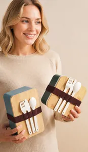 Detail der Brotdose mit Holzstrukturdeckel, Gummiband und komplettem Besteckset