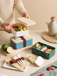 Détail de la boîte à bento multicouche avec couvercle en bambou et set de couverts inclus