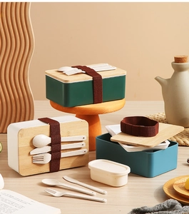 Vue détaillée de boîtes à bento japonaises avec couvercles en bambou et couverts