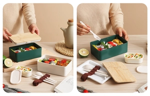 Boîte à bento japonaise avec couvercle en bambou et couverts sur table en bois