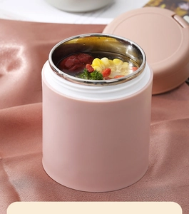 Détail du pot à soupe rose en acier inoxydable avec intérieur isolé et couvercle