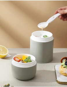 Détail macro de pots alimentaires isolés avec fruits frais, yaourt et cuillère pliante