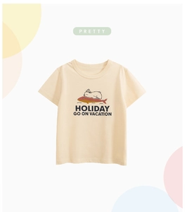 Détail du t-shirt enfant en coton crème avec imprimé dessin animé ours polaire et poisson