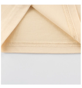 Détail de l'ourlet à double couture sur un T-shirt en maille de coton beige pour enfant