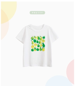 Vue détaillée du t-shirt enfant en coton blanc avec motifs imprimés de pommes et poires