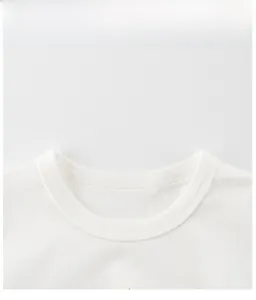 Détail du col rond côtelé et de la double surpiqûre sur le t-shirt blanc pour enfants