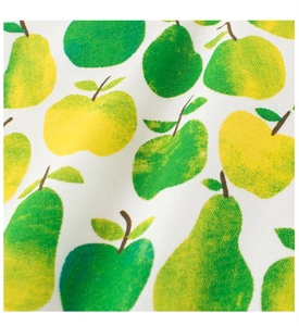 Gros plan sur tissu en coton blanc avec motifs de pommes et poires vertes et jaunes