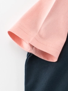 T-shirt in cotone per bambine con maniche color block rosa e blu scuro e cuciture