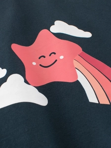 T-shirt blu scuro da bambina con stampa di arcobaleno e stelle in stile cartone