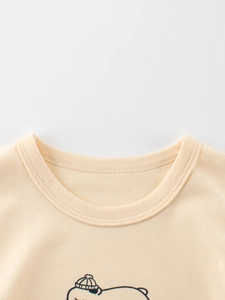 T-shirt enfant en coton crème avec imprimé ours mignon et col rond en maille côtelée