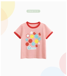 Détail du t-shirt rose pour fille avec imprimé Ocean et bordure rouge contrastée