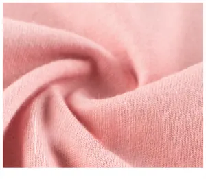 Gros plan sur un tissu en coton rose respirant montrant une texture douce et premium