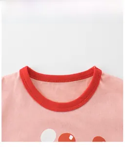 Détail d'un t-shirt rose en coton avec un col côtelé rouge contrasté et des coutures lisses