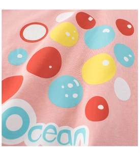 Détail du tissu en coton rose avec motifs d'œufs colorés et imprimé graphique Ocean