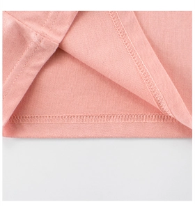 Détail du tissu en coton rose avec couture double aiguille de haute qualité et plate