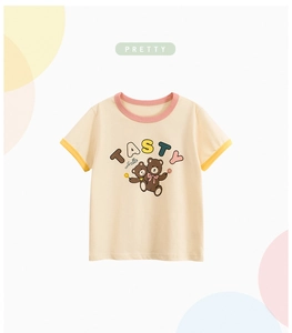 Détail d'un t-shirt bébé en coton avec imprimé ours mignon et col rose contrasté