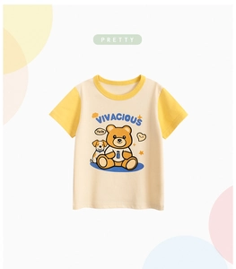 Dettaglio della stampa con orsetto su una t-shirt in cotone per bambini beige e gialla