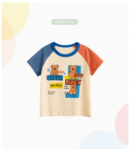 Détail d'un t-shirt enfant bicolore avec motifs d'ours et manches raglan colorées