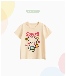 Detail van de berenprint en SUPERB-tekst op beige kinder-t-shirt van katoen