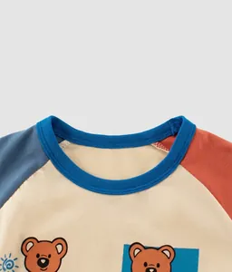Détail du t-shirt raglan pour enfant avec col bleu et imprimé ours de dessin animé