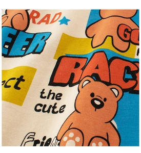 Détail macro de l'imprimé ours mignon et des lettres colorées sur tissu en coton