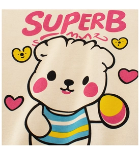 Detail van schattige berenprint en SUPERB-tekst op crème katoenen kinder T-shirt